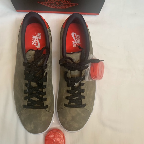 Athletic_Shoes